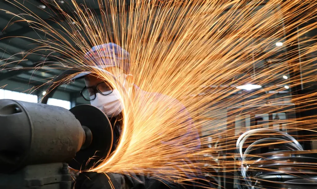 Indústria impulsiona PIB brasileiro com crescimento de 1,4% usina_siderurgica_mascara_de_protecao_industria