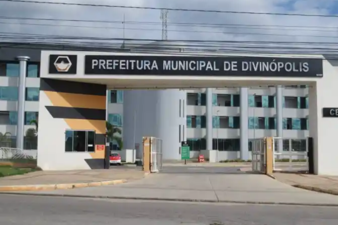 Professora da rede pública municipal de Divinópolis é demitida por aposentadoria fraudulenta; decisão do prefeito está baseada em relatório da CPAD