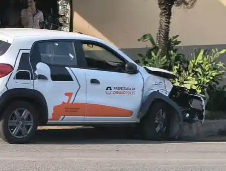 Carro oficial da Prefeitura de Divinópolis se envolve em acidente no centro da cidade Carro divinopolis