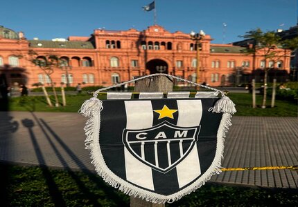 Galo e torcida atleticana já estão na Argentina, para jogo de volta da semifinal da Libertadores contra o River Plate Escudo do Galo em frente a Casa Rosada