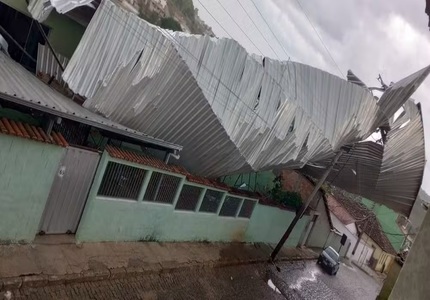 25 idosos ficam desalojados após cobertura de asilo ser arrancada por forte chuva em Passa Tempo