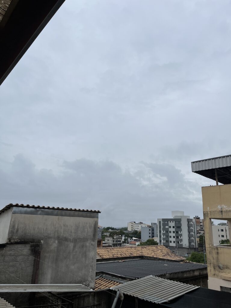 PREVISÃO DO TEMPO: Dia começa cinza e promete chuva pela noite desta segunda-feira (28) em Divinópolis IMG_4103
