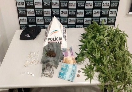 Polícia Militar apreende drogas e documentos suspeitos na zona rural de Nova Serrana; suspeito consegue fugir pulando muro IMG_4115