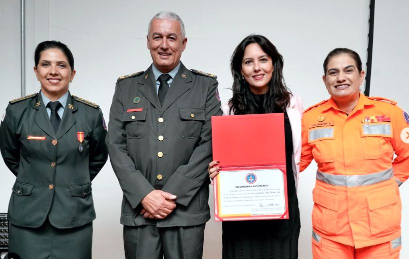 Mila Batista Leite Corrêa da Costa, secretária de estado adjunta de governo, recebe “Diploma de Colaborador Benemérito do CBMMG””