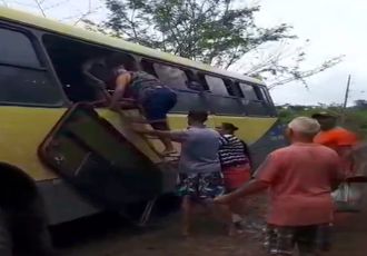 Divinópolis: Ônibus bate em barranco na estrada da comunidade rural do Corrégo do Paiol; passageiros saem pela janela de emergência