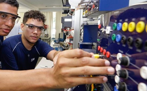 Programa Trilhas de Futuro oferece 9,6 mil vagas a estudantes do 1º ano do Ensino Médio Sem título