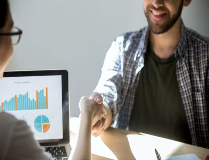 Comércio e serviços preenchem quase 7 de cada 10 vagas de emprego em Minas Gerais Trabalho - Divinews
