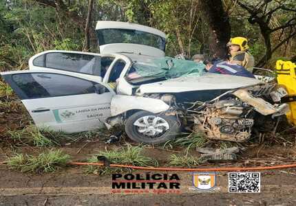 Vereador de Lagoa da Prata bate carro da prefeitura em uma árvore na BR 429 nesta madrugada (21) Vereador de Lagoa da Prata bate carro da prefeitura em uma árvore na BR 429 nesta madrugada (21)