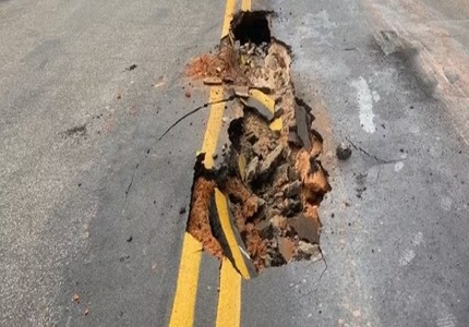 Asfalto afunda em Divinópolis: chuva e problemas na rede de esgoto causam alerta no bairro Sidil Asfalto afunda em Divinópolis: chuva e problemas na rede de esgoto causam alerta no bairro Sidil