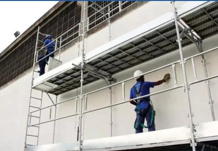 Trabalhador sofre queda impressionante de 6 metros em andaime durante tempestade em Nova Serrana