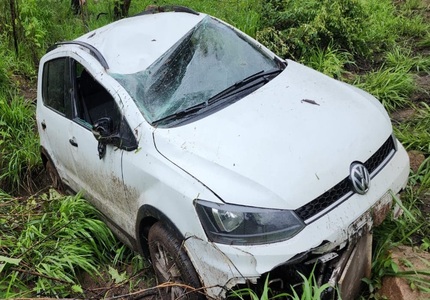Carro derrapa, capota e cai em um barranco com quatro vítimas, sentido Candeias - Formiga acidente formiga (1)