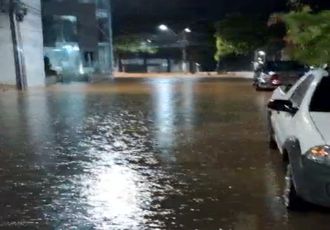 Veja vídeos: Chuvas intensas com alagamentos e transtornos em diversas vias públicas de Divinópolis; previsão meteorológica é de continuidade chuvas