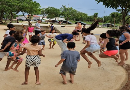 Crianças de Carmo do Cajuru participam de brincadeiras e oficinas de arte