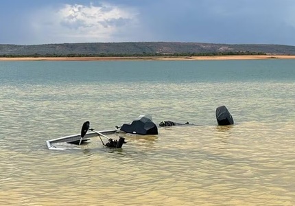 Lancha afunda durante tempestade na Represa de Três Marias, e família se salva após nadar mais de 1km Lancha afunda durante tempestade na Represa de Três Marias, e família se salva após nadar mais de 1km