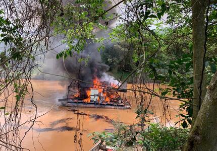 PF e IBAMA combatem crime ambiental de assoreamento de rio, por extração ilegal de ouro em Minas Gerais draga fogo (1)