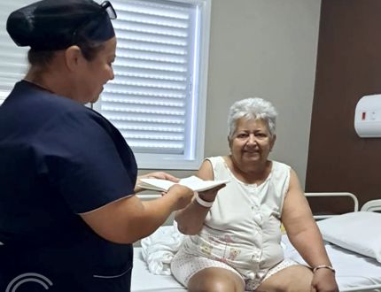 Conforto e sustentabilidade: CSSJD distribui toalhas descartáveis para pacientes do SUS idosa - 2