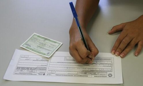 Eleitor que não comparecer à votação deve justificar ausência para evitar problemas futuros Eleitor que não comparecer à votação deve justificar ausência para evitar problemas futuros