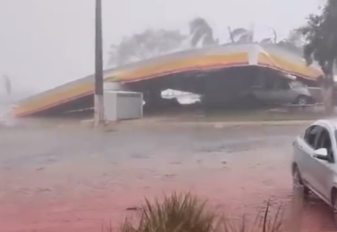 Telhado de posto de gasolina desaba em Luz (MG) após fortes ventos e chuva intensa deixa cidade em estado de alerta