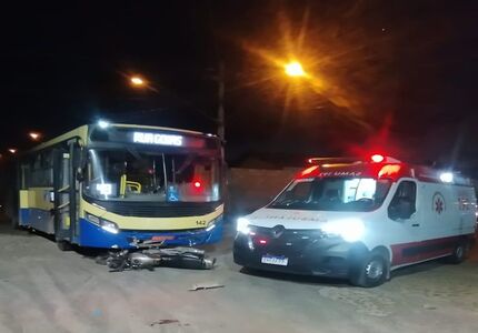 Motociclista fica ferido ao bater com ônibus do transporte público no Frei Galvão ônibus transoeste moto e ambulância do samu (1)