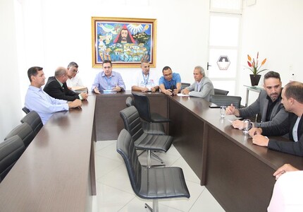 Vereadores de Divinópolis se reúnem com a ACOM, para destinação de emendas parlamentares reunião cmvd acom