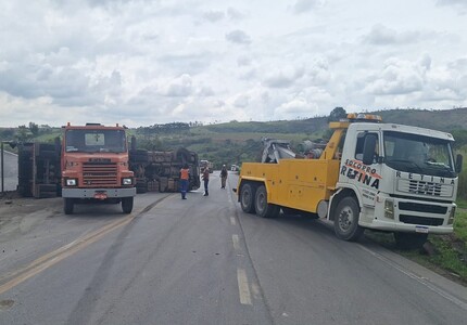 Formiga: Caminhão tomba na BR-354 e provoca segundo acidente consecutivo na rodovia em dois dias Caminhão tomba na BR-354 em Formiga