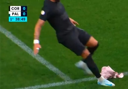 No ápice da selvageria, torcedor do Corinthians atira cabeça de porco no campo, para provocar o Palmeiras 1000180871