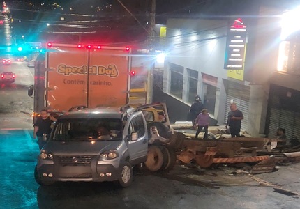 Guincho bate em caminhão e derruba carro na Avenida Paraná, entre a Rua Pernambuco e a Rua Sergipe