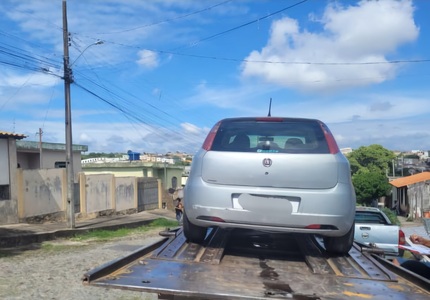 Mulher de 28 anos é presa por dirigir carro furtado em Divinópolis 1000203617