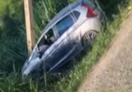 Divinópolis: Idosa perde controle do carro e bate em um poste, no bairro Santo Antônio CARRO