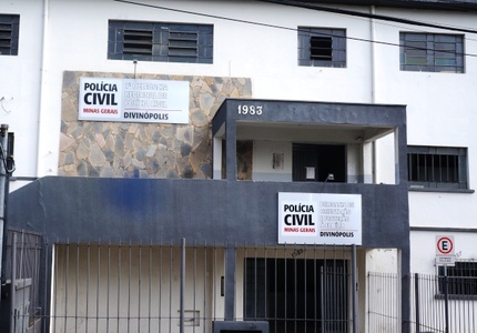 Briga com agressões e danos termina com prisão de casal em Divinópolis; mulher volta a atacar parceiro na delegacia Delegacia-de-Policia-Civil-Divinews (1)