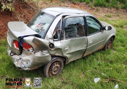 Chuva e pista escorregadia causam acidente na MG-050, em Pedra do Indaiá; motorista fica gravemente ferido IMG_4406
