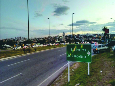 Mulher bate em dois postes causando interrupção de energia no bairro Candelária, em Divinópolis IMG_4459