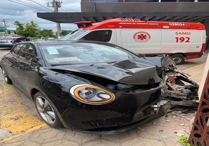 Idosa perde o controle de veículo e atinge o muro em Pará de Minas IMG_4890