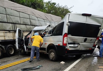 ACIDENTE NA MG-423: Batida entre van e carreta causa duas mortes e deixa cinco feridos IMG_4949