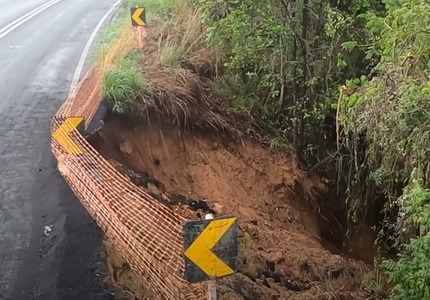 Cratera na rodovia MG-429, entre Lagoa da Prata e Santo Antônio do Monte, preocupa motoristas WhatsApp Image 2024-11-13 at 15.44.18