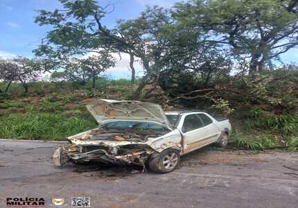 Veículo cai em ribanceira na MG-050 e motorista é hospitalizada em estado grave WhatsApp Image 2024-11-22 at 15.57.29 (2)