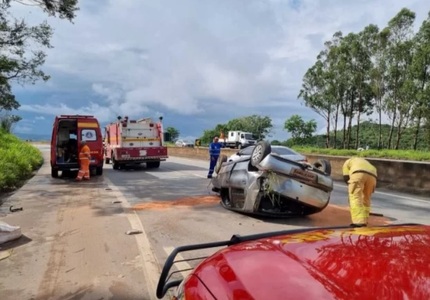 Motorista de 32 anos capota na BR-262 e fica ferido, próximo ao trevo de Itaúna acidente 262