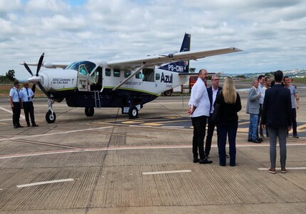 Voo da Azul Conecta faz escala em Divinópolis e decola para Confins; aeronave é recepcionada por autoridades da cidade