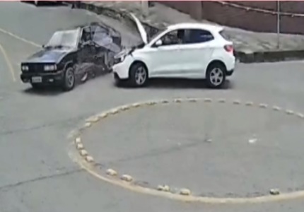 Divinópolis: Câmera registra batida na rua Itambé com a rua Pernambuco, no bairro Ipiranga