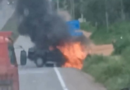 Divinópolis: Caminhonete pega fogo e bloqueia parte da MG-050, próximo à Usina do Gafanhoto