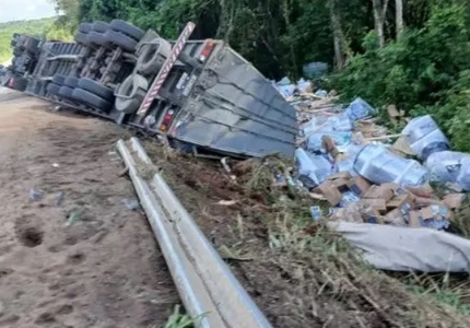 Caminhoneiro morre na BR-494, próximo ao trevo de Itapecerica, após veículo tombar carreta tomba na br-494