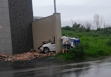 Motorista com carro da Prefeitura de Divinópolis derrapa e atinge muro, em Ermida