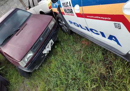 Homem soca mulher no Afonso Pena, rouba o celular dela e tenta fugir em carro furtado, pelas ruas de Divinópolis carro furtado (1)