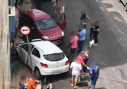 Batida com dois carros na Maranhão com Paraíba, no Centro de Divinópolis, é testemunhada por moradores carros e pessoas com rosto desfocado (1)