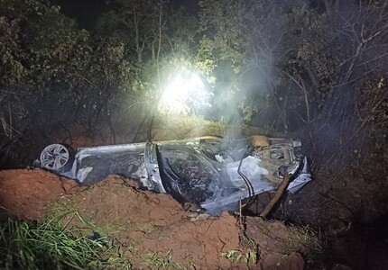 Divinópolis: Motorista desvia de cachorro, capota e carro pega fogo na BR-494
