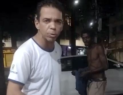 URGENTE – CRIME HEDIONDO: Homem branco paga R$ 10 reais para bater de cinto em homem preto e com o dinheiro ele comprar droga (veja vídeo)