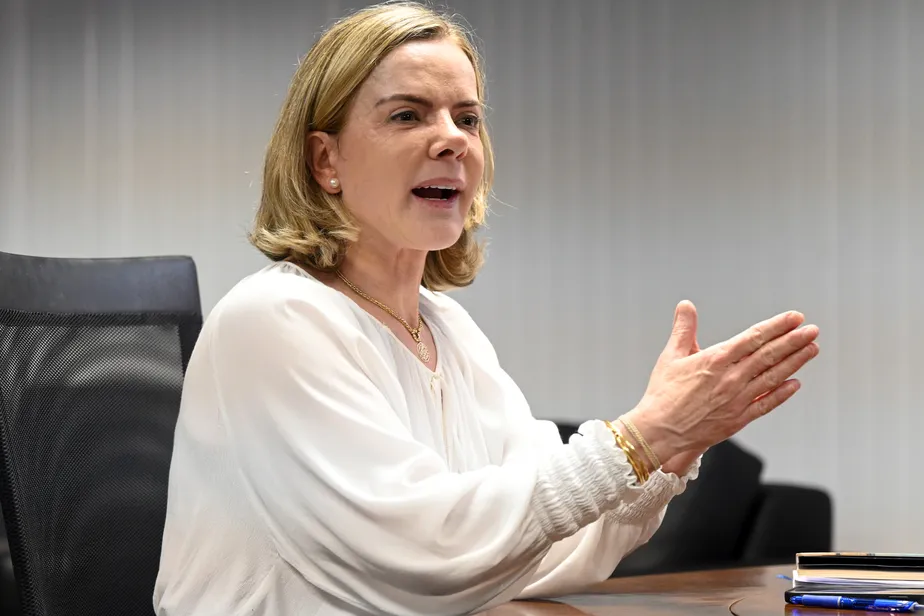Gleisi Hoffmann com dólar a R$ 6 cobra presidente do Banco Central; diz que Campos Neto comete “Crime contra o país”