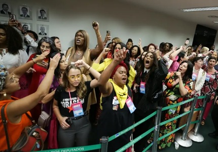 Comissão de Justiça da Câmara aprova "PEC do Estuprador", que proíbe aborto em casos de estupro ou gravidez de risco à vida da mulher manifestação em prol do aborto legal