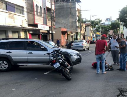 Acidente entre carro e moto chama atenção para falta de quebra-molas na Avenida Magalhães Pinto, em Divinópolis moto