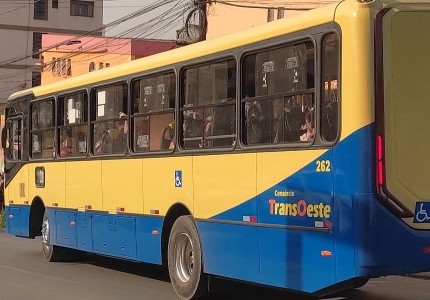 Idoso é furtado por três pessoas dentro de um ônibus, no Centro de Divinópolis onibus